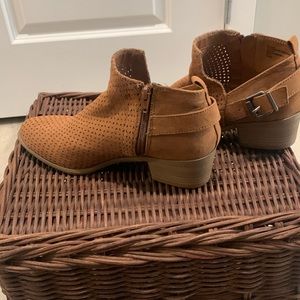 Solid Color Pointed Toe Boot